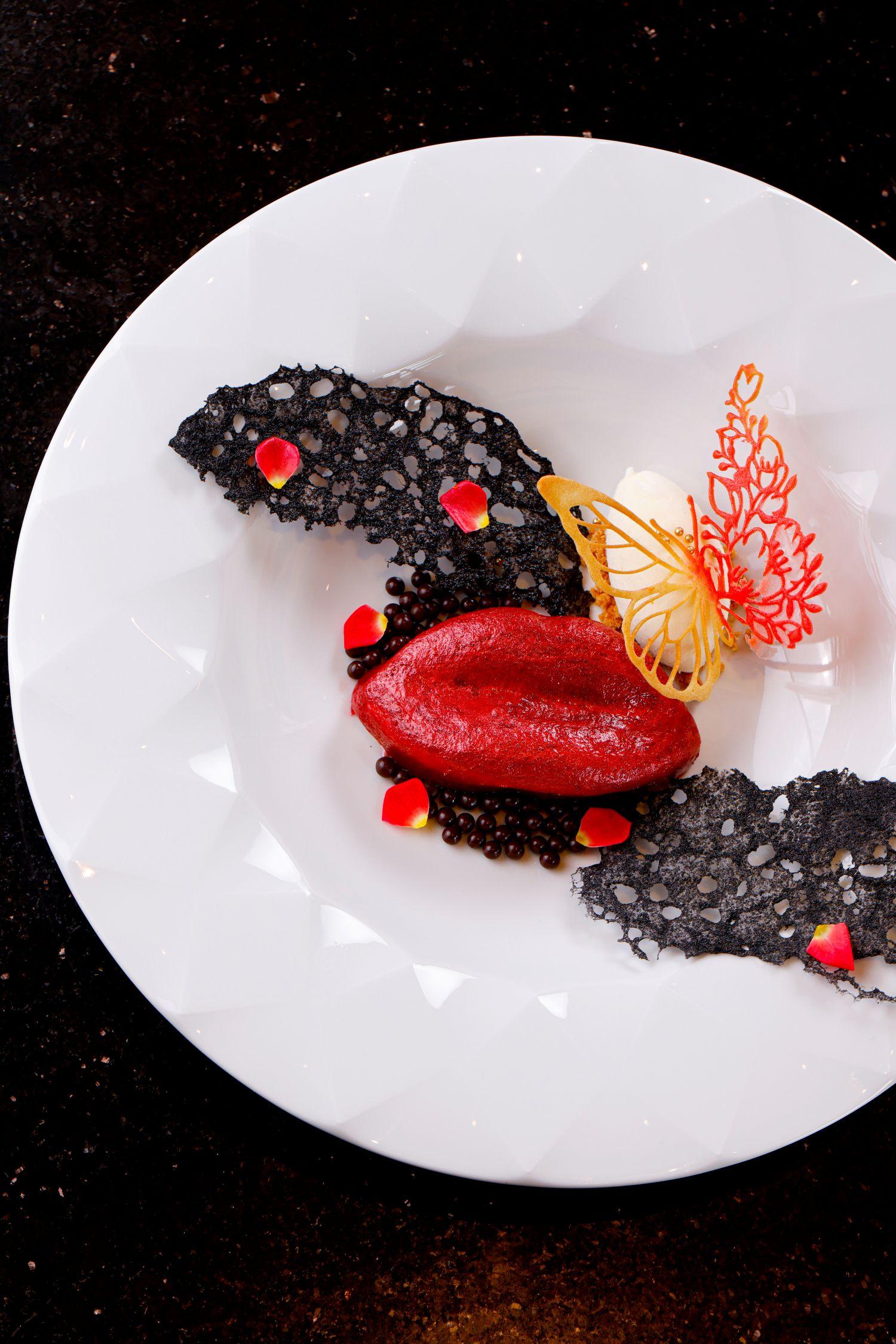 白朱古力慕斯•甜王士多啤梨蛋糕配開心果Gelato