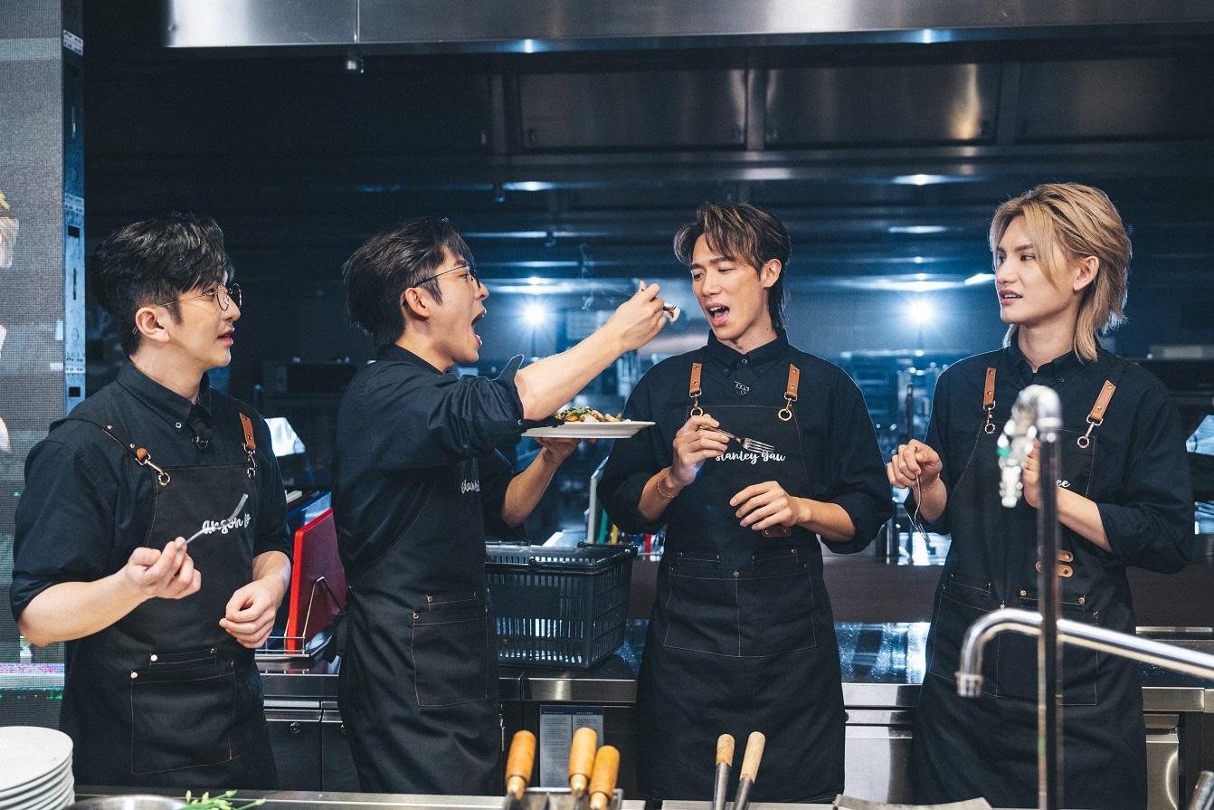 Anson Lo和Edan合力完成小炒王菜式,餵Stanley試食。