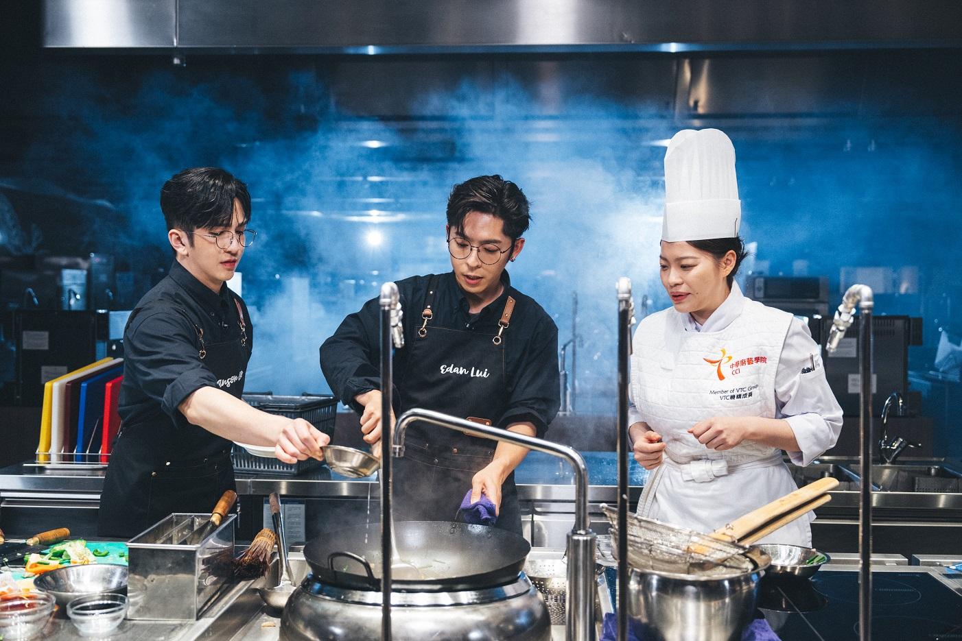 盧瀚霆(Anson Lo)和呂爵安(Edan)齊齊下廚,手忙腳亂。