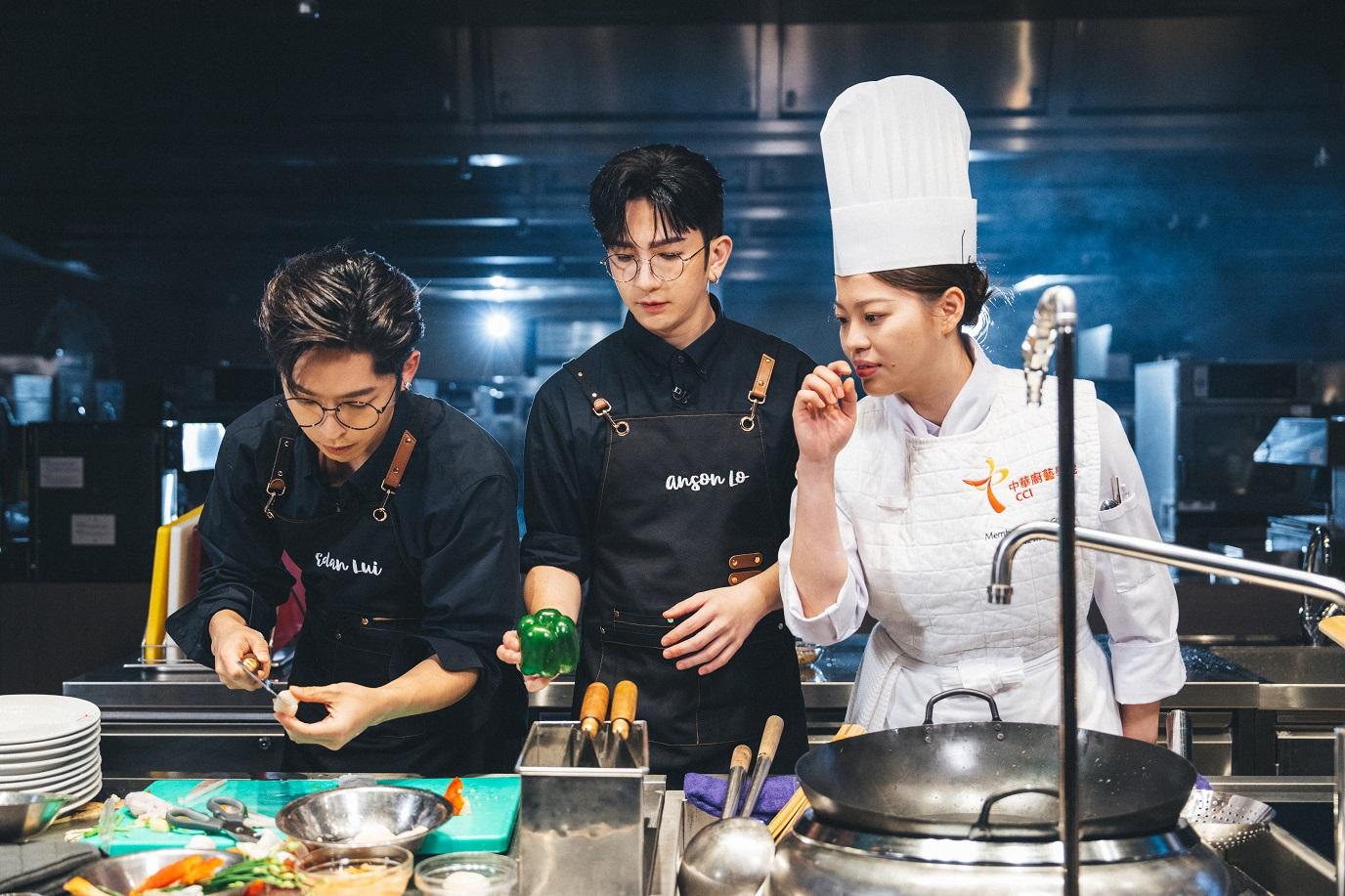 盧瀚霆(Anson Lo)和呂爵安(Edan)齊齊下廚,手忙腳亂。