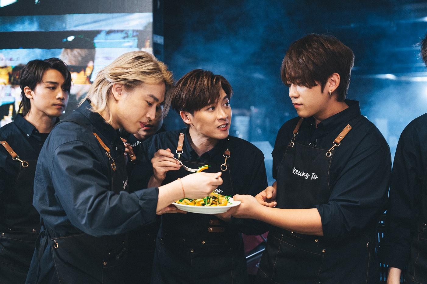 Jer和Frankie試食姜濤和陳卓賢(Ian)煮的小炒王