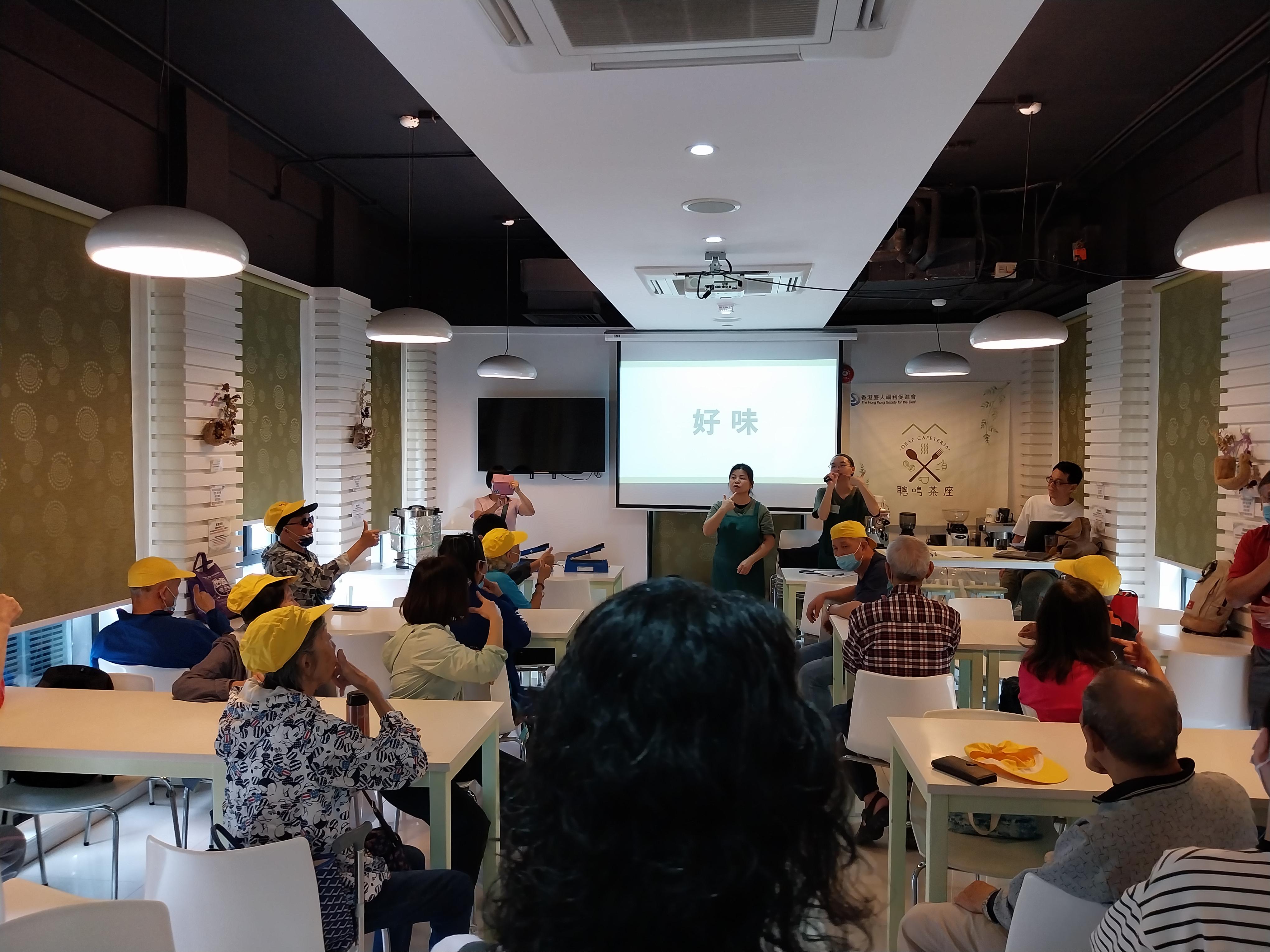 長者參與聰鳴茶座舉辦之手語互動活動。