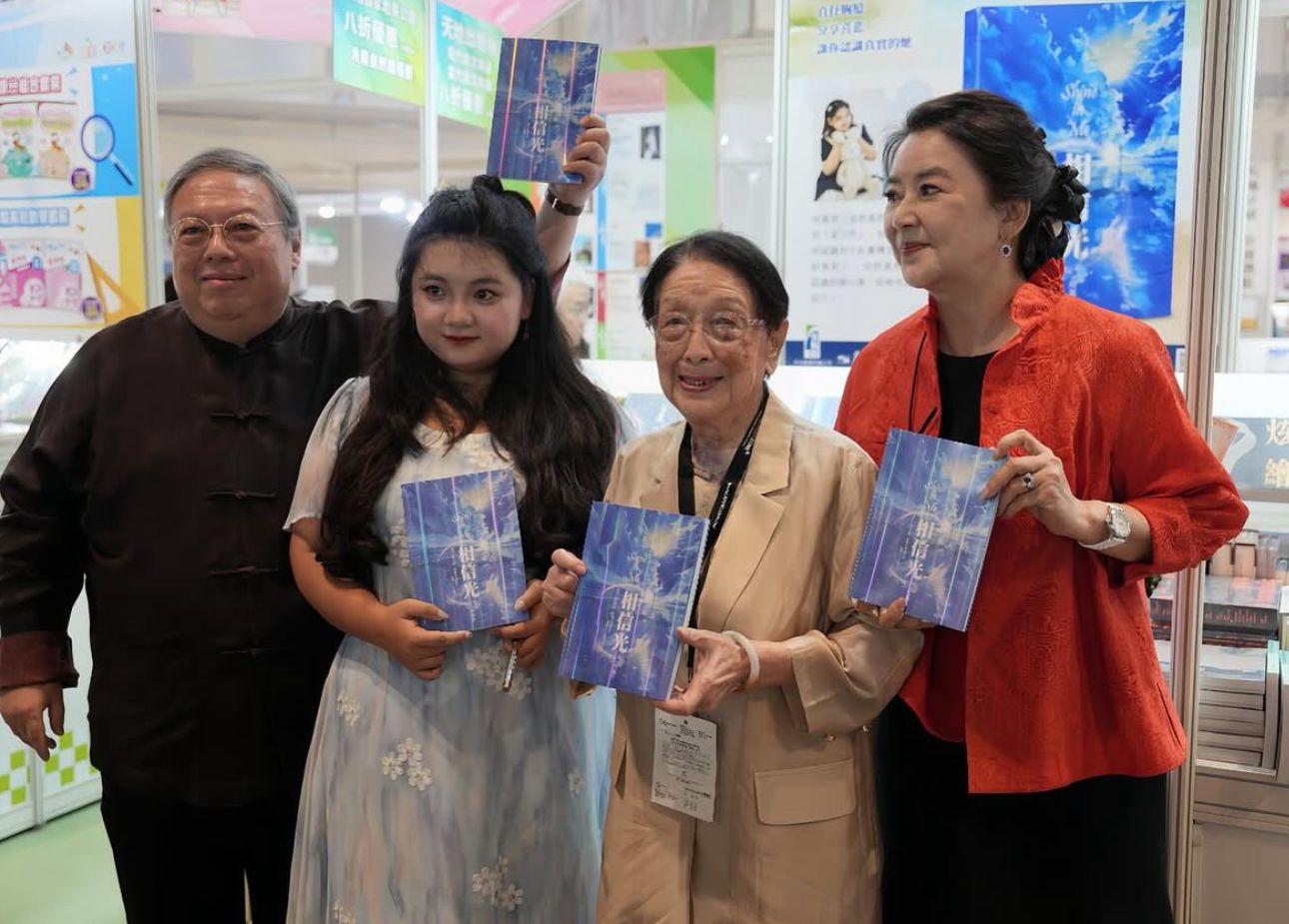 胡慧中寶貝女何嘉珍出書做才女,早前難得一家三口公開亮相。