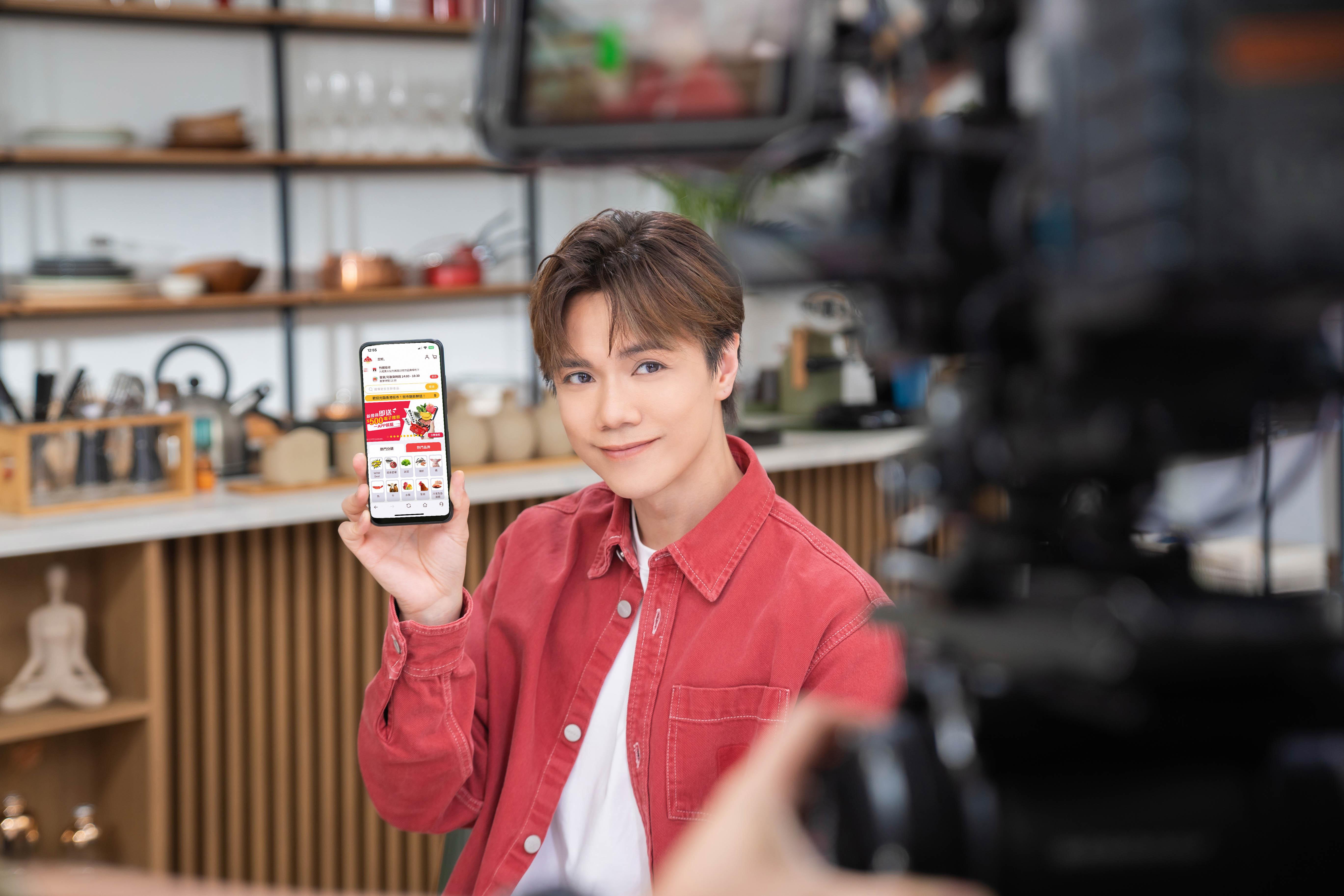 「香港街市」邀得張敬軒擔任代言人與朱咪咪拍廣告。