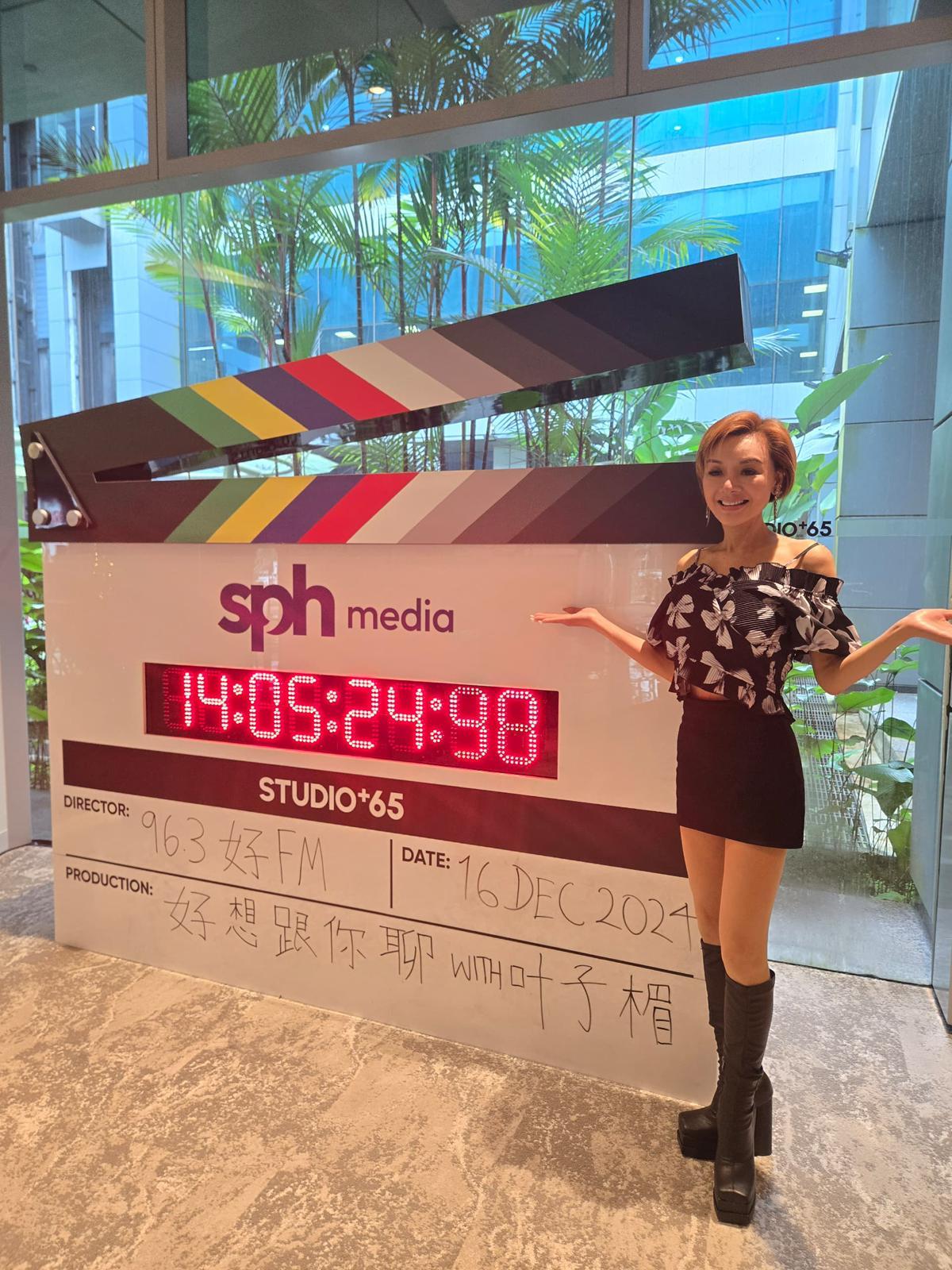 葉子楣到新加坡接受不同傳媒訪問。