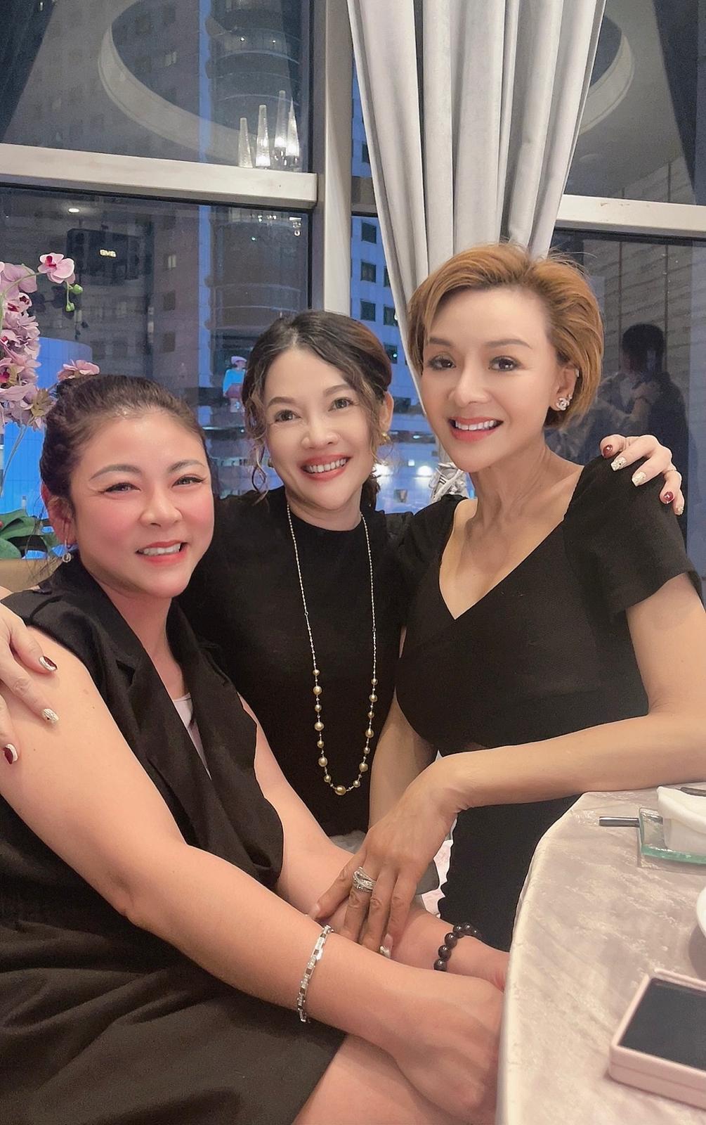 葉子楣和酒店投資者於馬來西亞一起做冬。