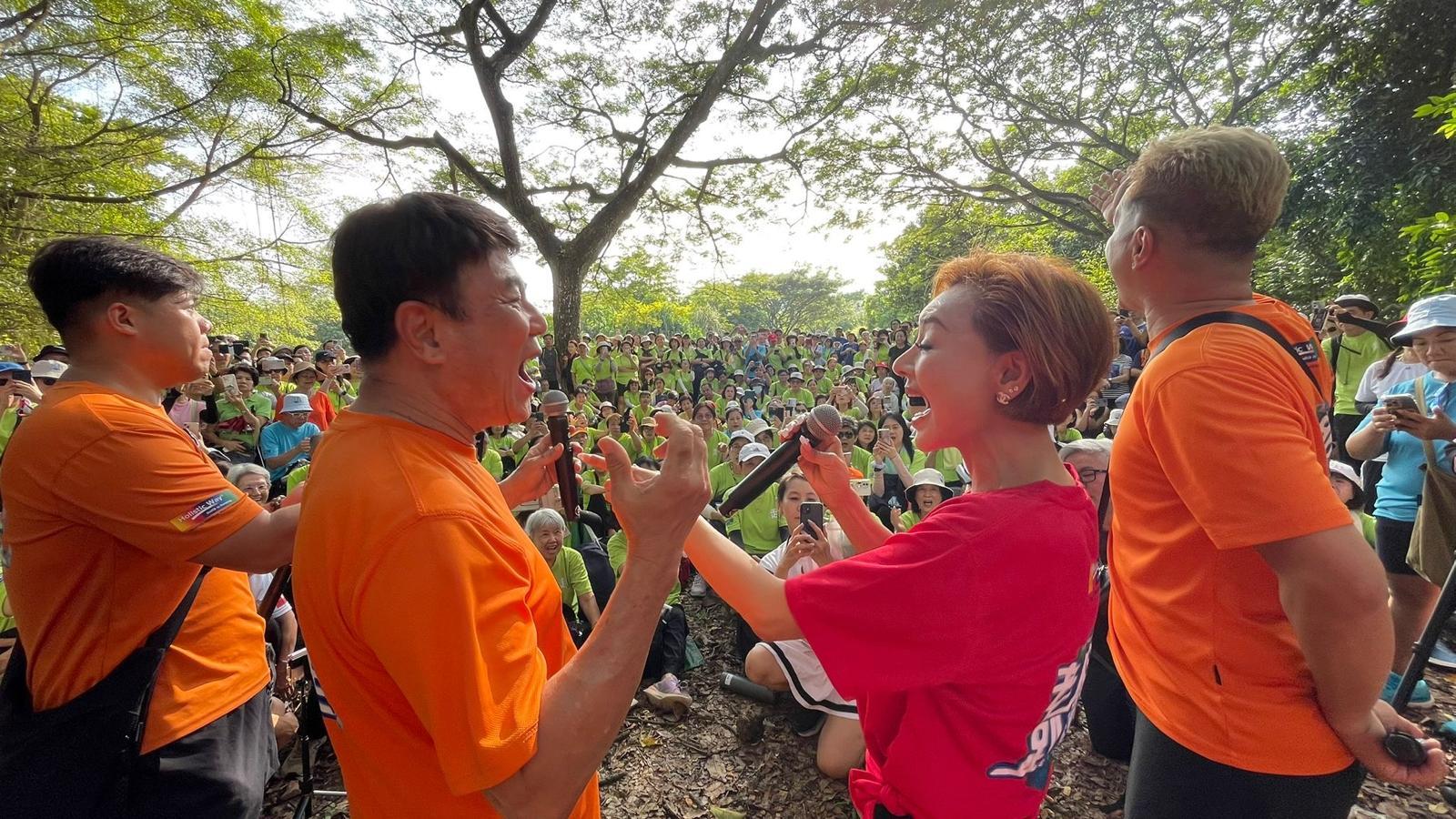 葉子楣飛赴新加坡出席「老朋友趴趴走」活動。