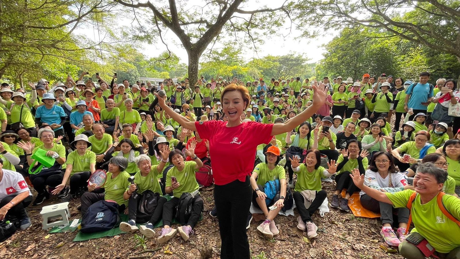 「波霸」葉子楣出席新加坡活動,和一班老友記會面。
