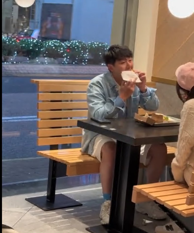 蕭正楠食得津津有味。