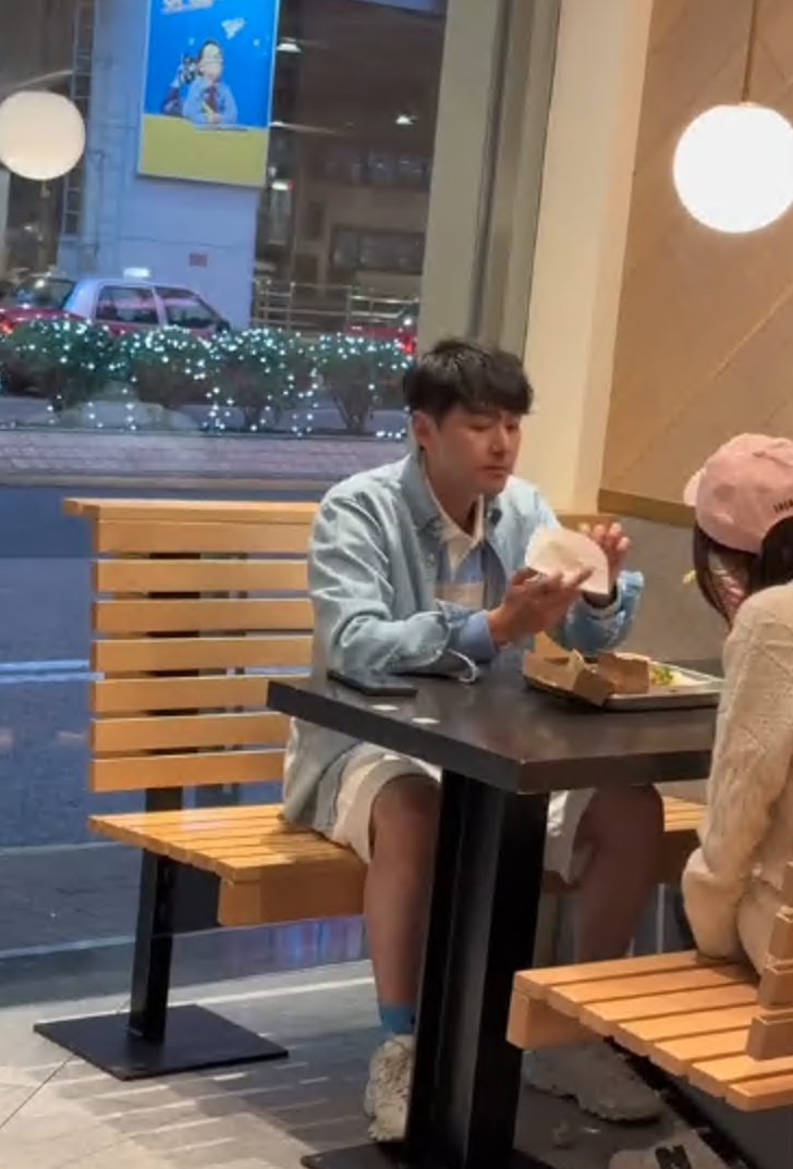 蕭正楠與翠如平安夜過得非常平民化。