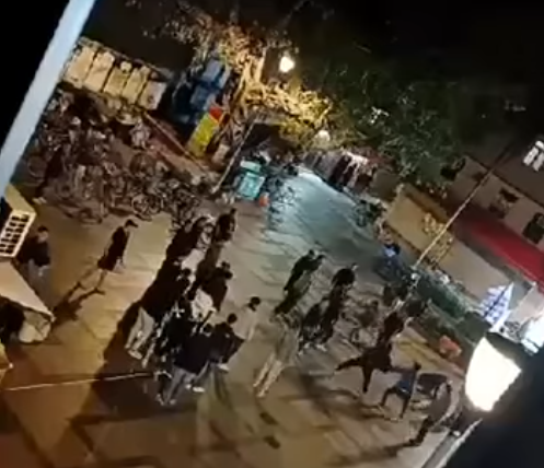 長洲爆毆鬥 逾30人拳打腳踢 警拘7男 (@fb香港突發事故報料區)