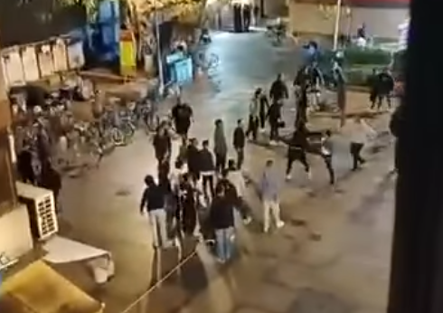 長洲爆毆鬥 逾30人拳打腳踢 警拘7男 (@fb香港突發事故報料區)