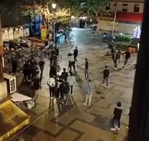 長洲爆毆鬥 逾30人拳打腳踢 警拘7男 (@fb香港突發事故報料區)