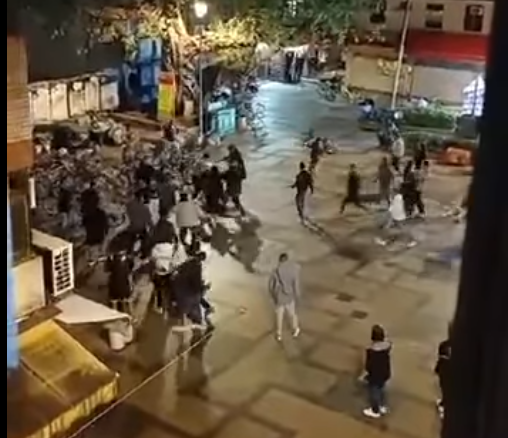 長洲爆毆鬥 逾30人拳打腳踢 警拘7男 (@fb香港突發事故報料區)