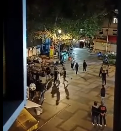 長洲爆毆鬥 逾30人拳打腳踢 警拘7男 (@fb香港突發事故報料區)