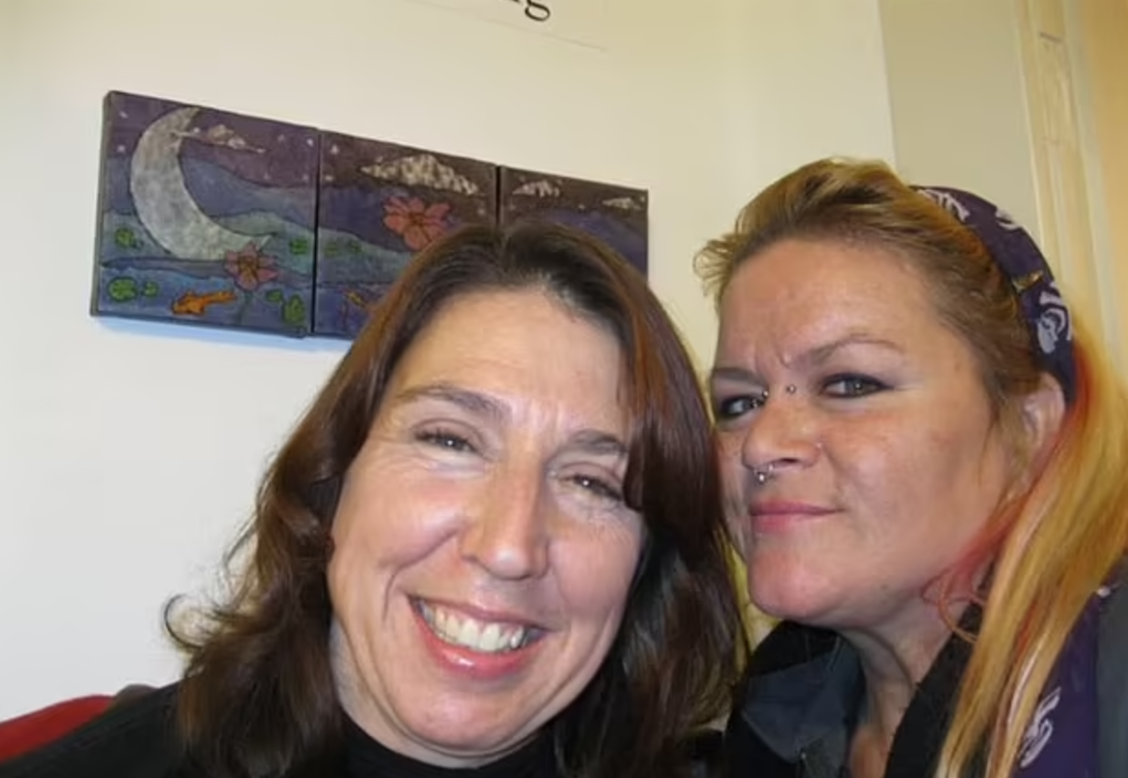 女教師Leah Seneng(左)被蝙蝠咬了一口後無為意,最終感染瘋狗症死亡。(互聯網)