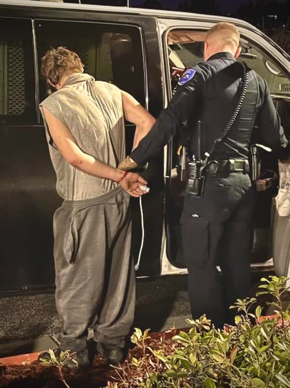 賊人用斧頭打破窗戶闖入教堂,遇上「武林高手」牧師,最終被壓制。(互聯網)