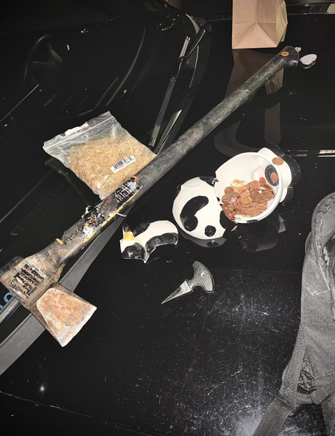 賊人用斧頭打破窗戶闖入教堂,遇上「武林高手」牧師,最終被壓制。(互聯網)