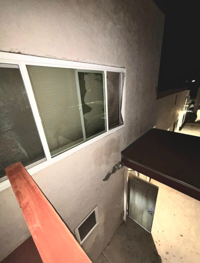 賊人用斧頭打破窗戶闖入教堂,遇上「武林高手」牧師,最終被壓制。(互聯網)