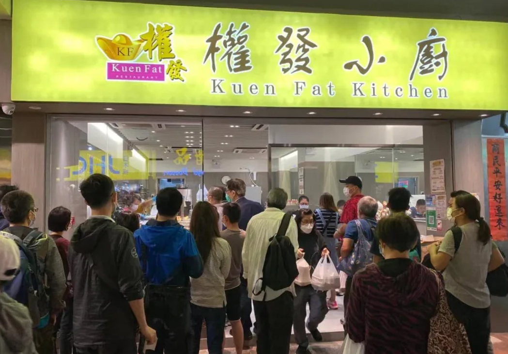 權發小廚主打價錢親民的兩餸飯,供應多款菜式,門外更不時出現人龍 (權發小廚Facebook專頁)