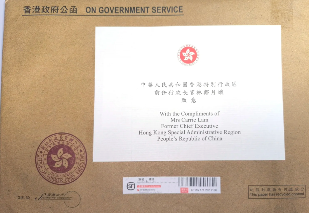 林鄭月娥在明信片親筆留言送上祝福,更附上她於2017年競選特首期間印刷的刊物,並在書上親筆簽名。(小紅書)