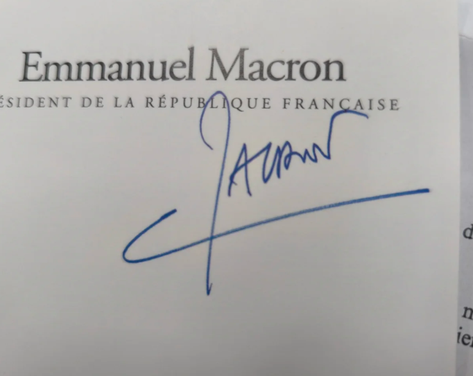 黎燦又曾經向法國總統馬克龍發信,獲得親筆簽名明信片。(小紅書)