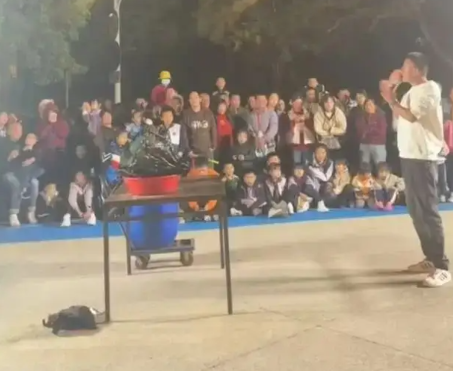 《南方都市報》報道,近日廣州及深圳一帶出現一種推銷「萬能藥酒」的「馬戲團雜技」騙局,宣稱抹上藥酒就能讓斷掉的雞腿重新接上,不少市民上當。還有市民投訴表演不僅詐騙,還涉及擾民與虐待動物。