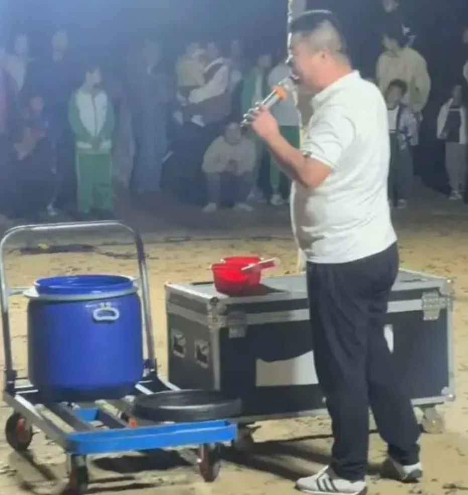 《南方都市報》報道,近日廣州及深圳一帶出現一種推銷「萬能藥酒」的「馬戲團雜技」騙局,宣稱抹上藥酒就能讓斷掉的雞腿重新接上,不少市民上當。還有市民投訴表演不僅詐騙,還涉及擾民與虐待動物。