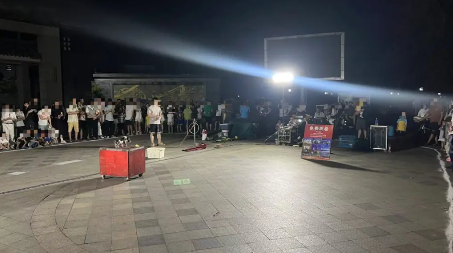 《南方都市報》報道,近日廣州及深圳一帶出現一種推銷「萬能藥酒」的「馬戲團雜技」騙局,宣稱抹上藥酒就能讓斷掉的雞腿重新接上,不少市民上當。還有市民投訴表演不僅詐騙,還涉及擾民與虐待動物。