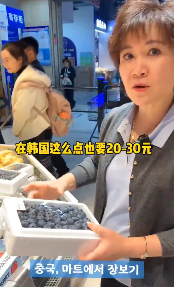 阿珠媽在內地超市掃貨,滿載而歸。(互聯網)