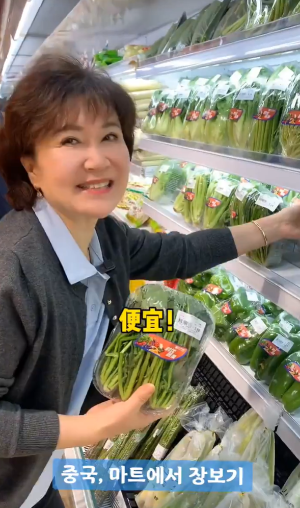 阿珠媽在內地超市掃貨,滿載而歸。(互聯網)