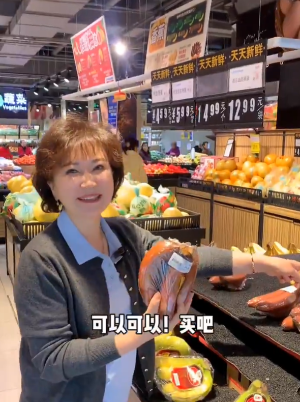 阿珠媽在內地超市掃貨,滿載而歸。(互聯網)