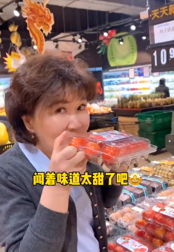 阿珠媽在內地超市掃貨,滿載而歸。(互聯網)