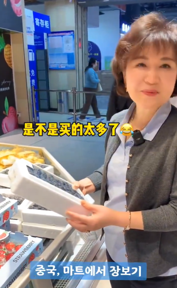 阿珠媽在內地超市掃貨,滿載而歸。(互聯網)