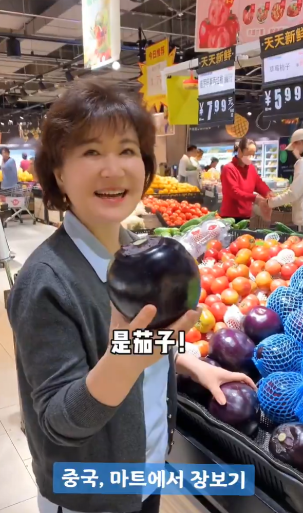 阿珠媽在內地超市掃貨,滿載而歸。(互聯網)