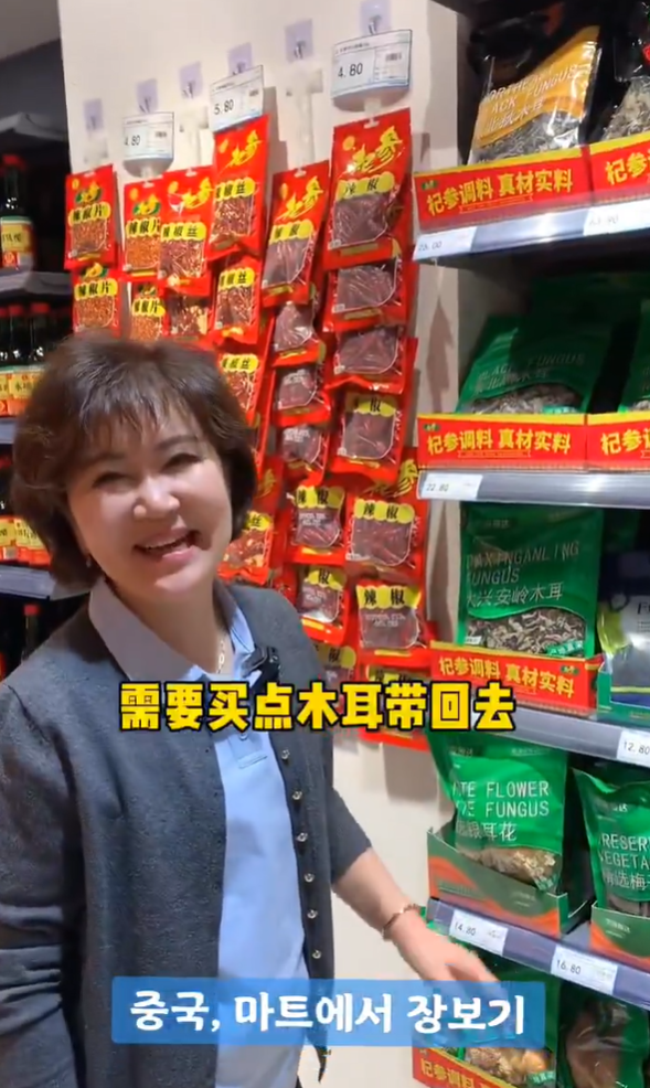 阿珠媽在內地超市掃貨,滿載而歸。(互聯網)