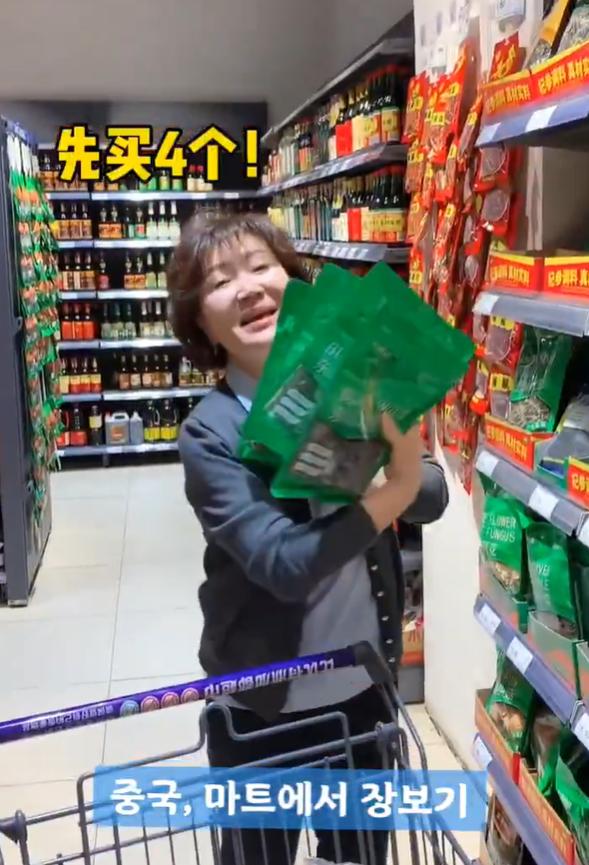 阿珠媽在內地超市掃貨,滿載而歸。(互聯網)