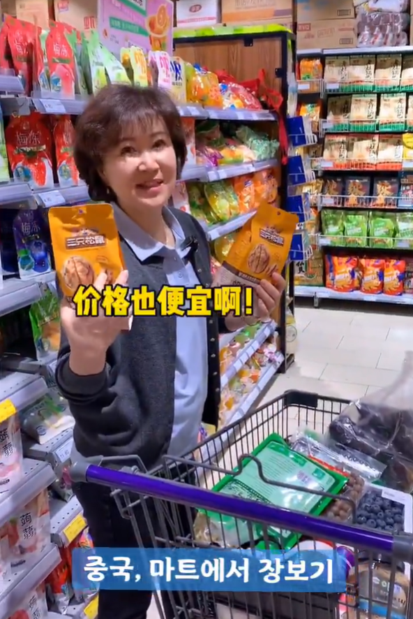 阿珠媽在內地超市掃貨,滿載而歸。(互聯網)