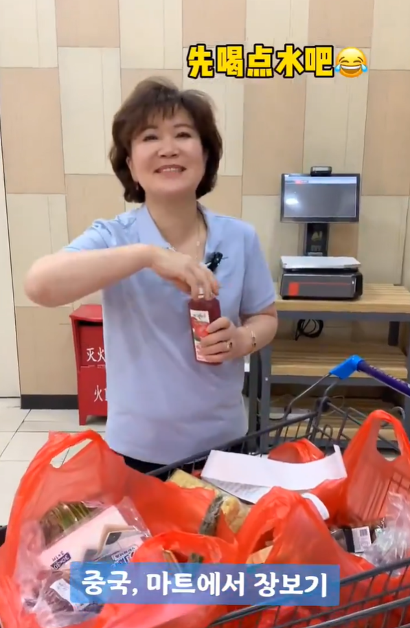 阿珠媽在內地超市掃貨,滿載而歸。(互聯網)