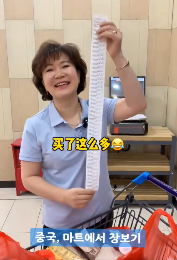 阿珠媽在內地超市掃貨,滿載而歸。(互聯網)
