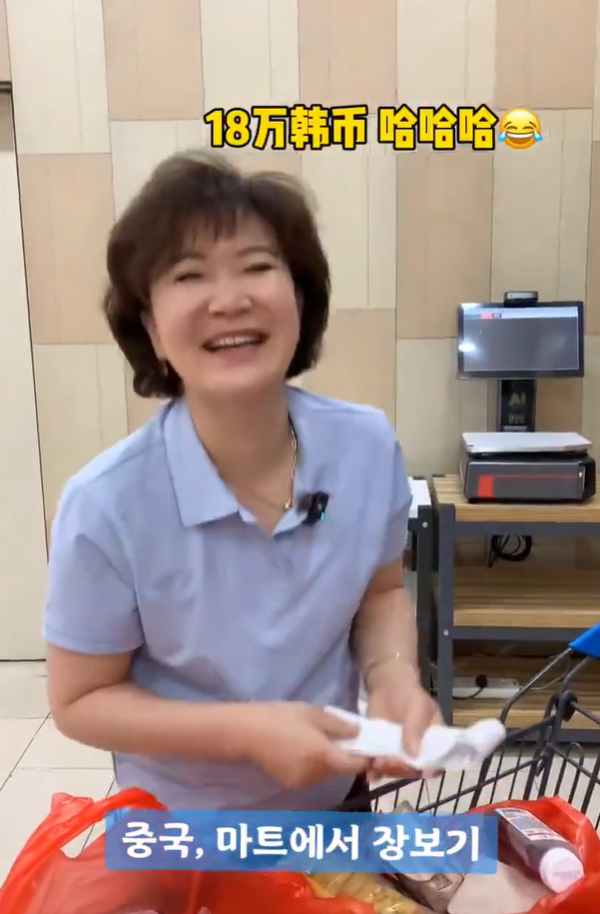 阿珠媽在內地超市掃貨,滿載而歸。(互聯網)