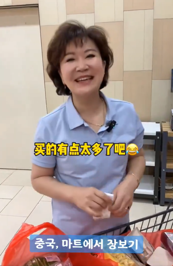 阿珠媽在內地超市掃貨,滿載而歸。(互聯網)