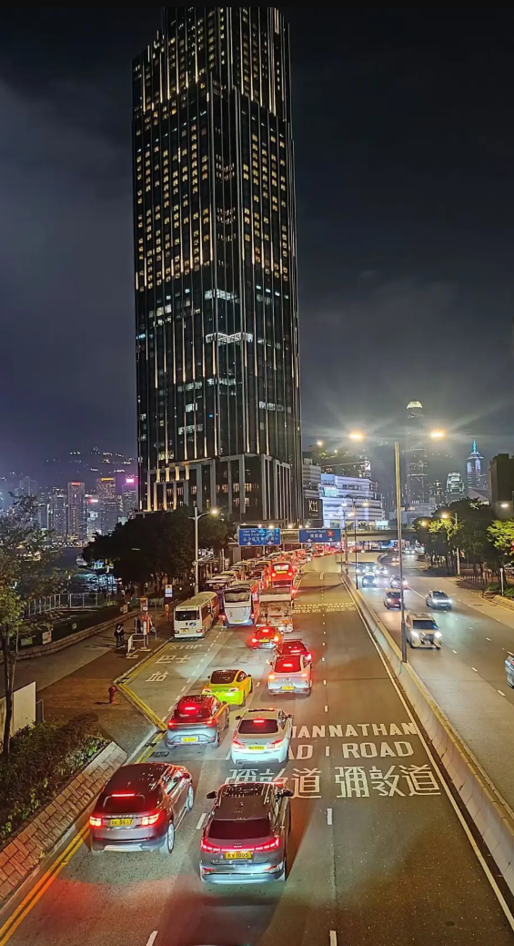 周偉說,香港是他去過最遠的地方,他希望能夠續約繼續在這裏工作。(九派新聞)