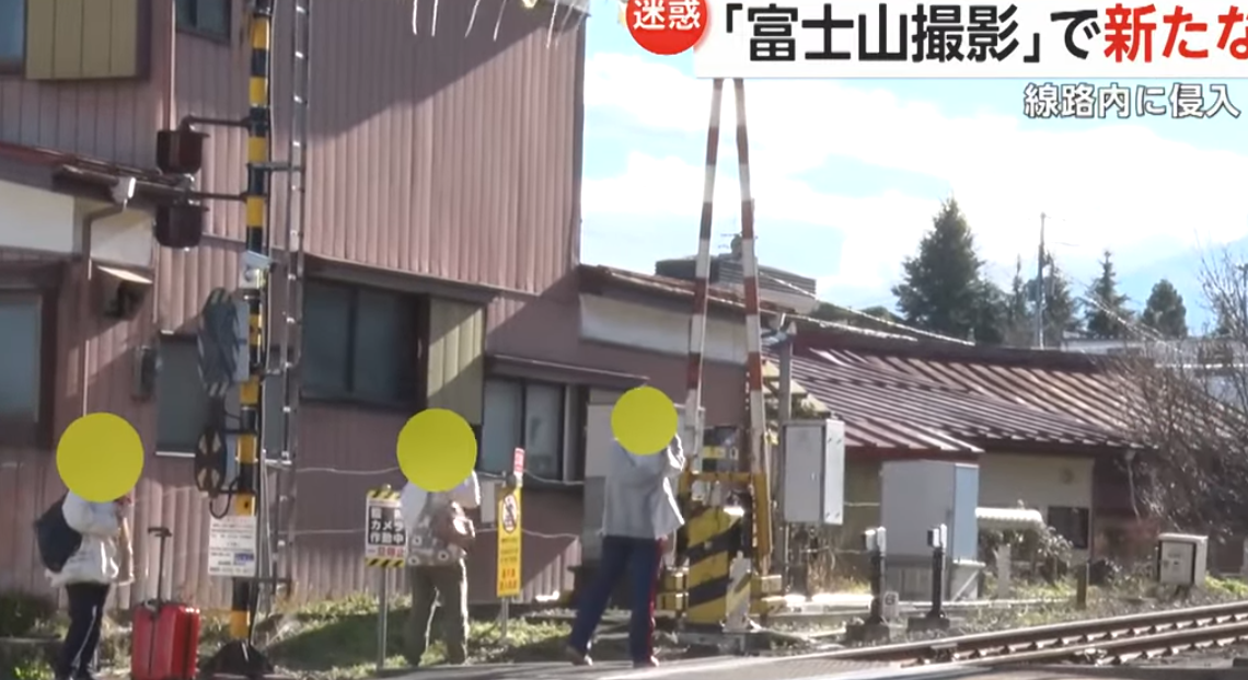 因為想拍到「更完美照片」,有女遊客闖入路軌擺出多個「甫士」(影片截圖)