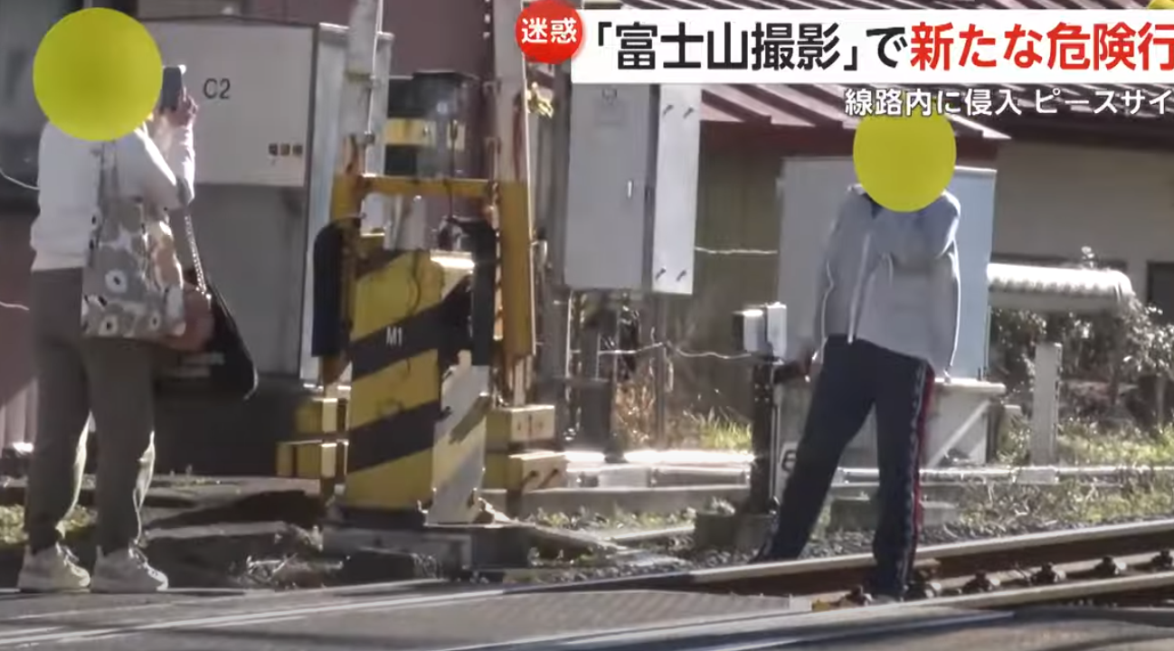 因為想拍到「更完美照片」,有女遊客闖入路軌擺出多個「甫士」(影片截圖)