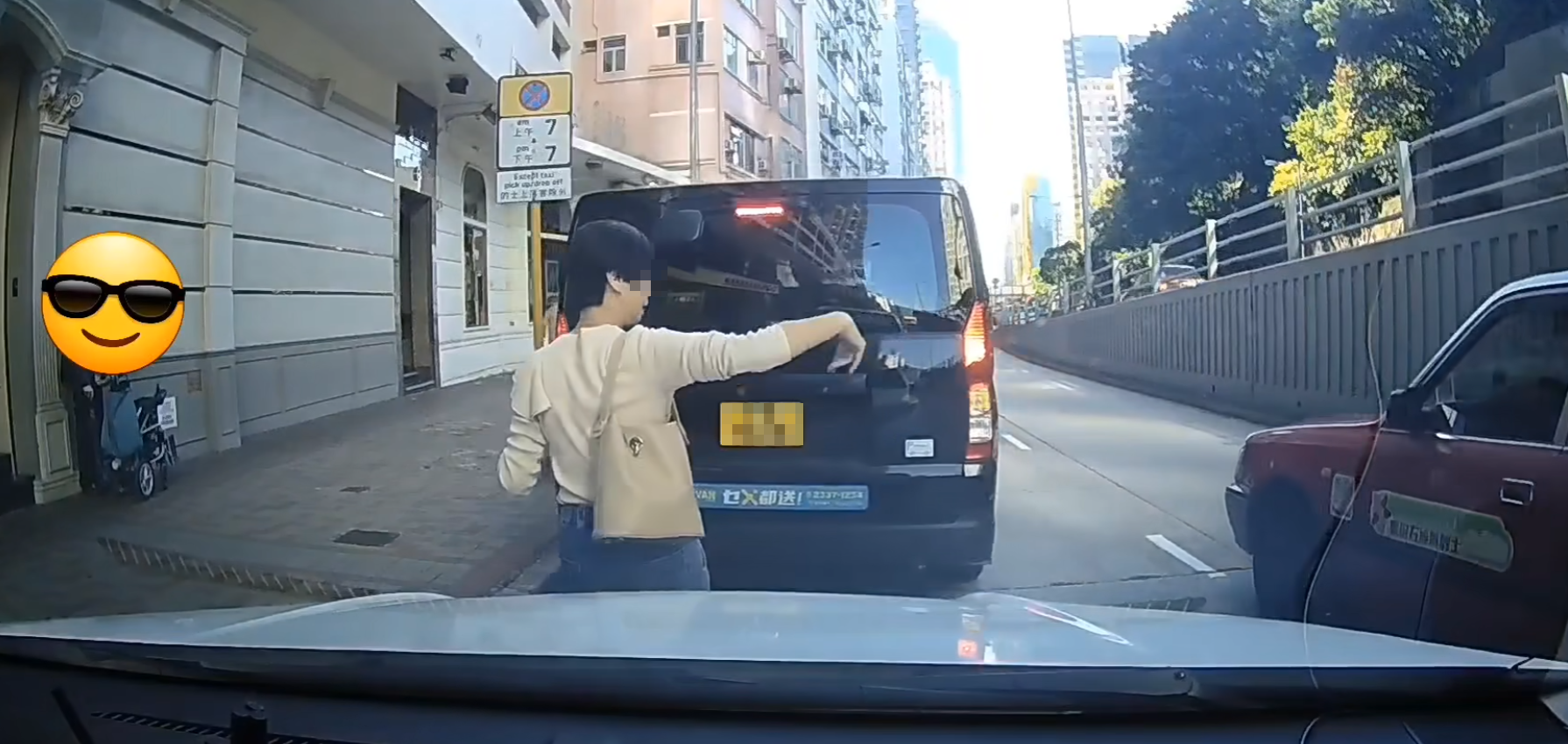 旺角一名女子陪同坐輪椅的老婦於街邊攔截的士,正當一輛的士靠近預備接載乘客,司機疑看見老婦及其身旁輪椅竟加速駛離。(Fcebook「車cam L」群組)