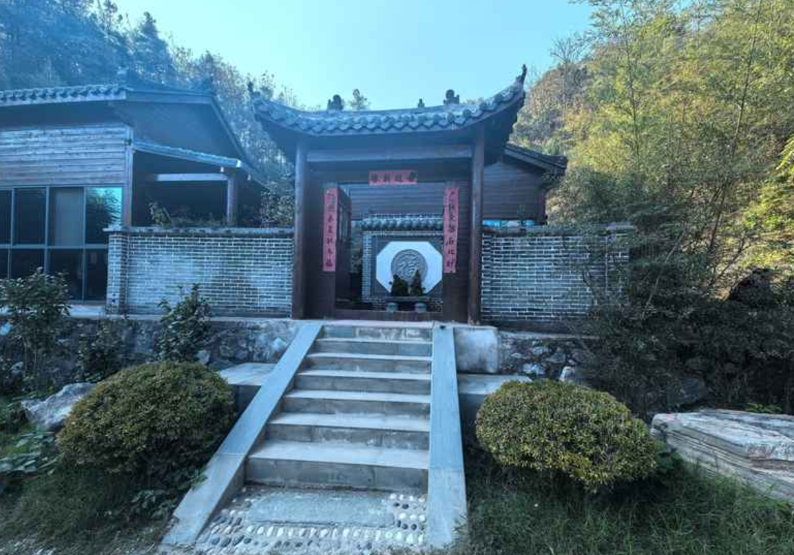 湖北省十堰市武當山有一間中醫館聲稱有秘方能醫百癌,抗癌治愈率逾80%,惟開診一個月以來就診患者中已有15人去世。該中醫館被揭部分人員無資質,已被勒令停業及立案偵查。(網上圖片)