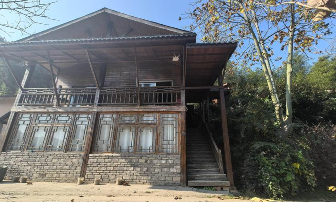 湖北省十堰市武當山有一間中醫館聲稱有秘方能醫百癌,抗癌治愈率逾80%,惟開診一個月以來就診患者中已有15人去世。該中醫館被揭部分人員無資質,已被勒令停業及立案偵查。(網上圖片)