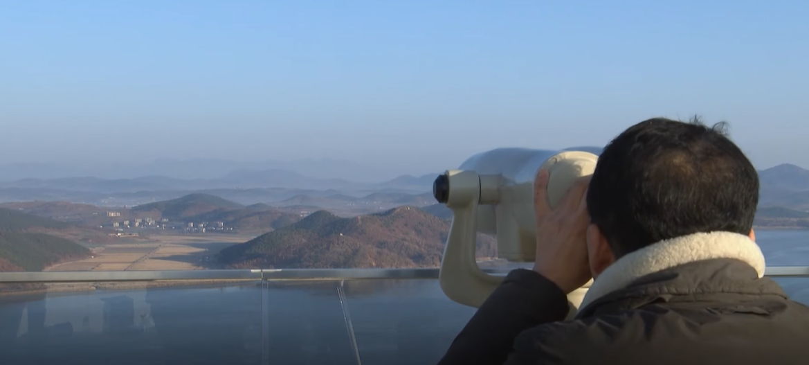 「全球最危險星巴克」位於金浦市的愛妓峰生態公園內,須經身份檢查才可進入。(美聯社)