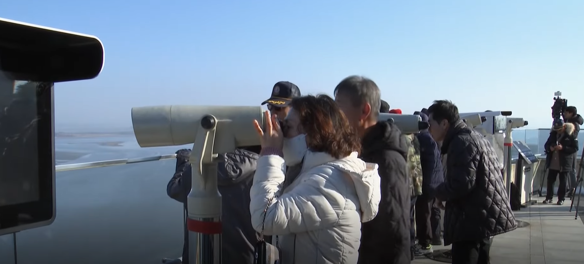 「全球最危險星巴克」位於金浦市的愛妓峰生態公園內,須經身份檢查才可進入。(美聯社)